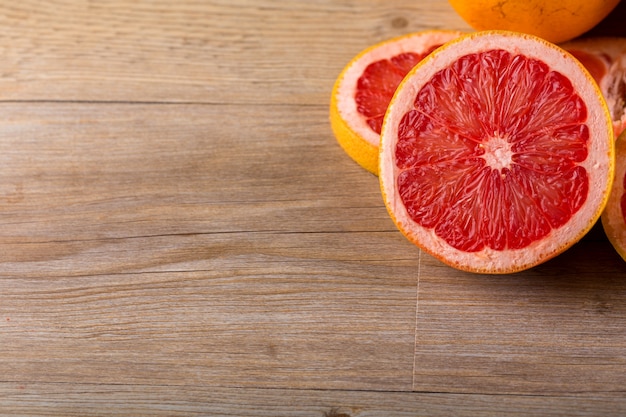 pomelo sobre fondo de madera