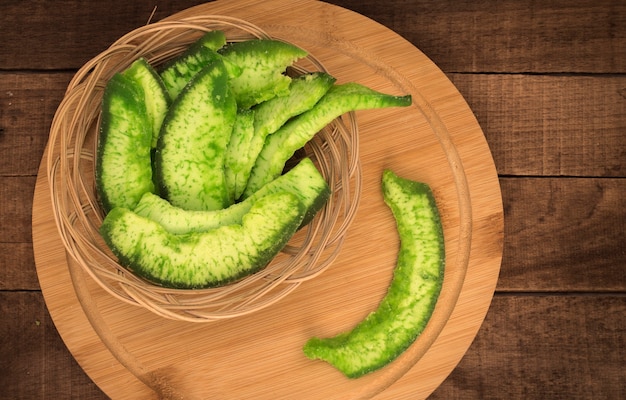 Pomelo verde seco sobre una mesa de madera.