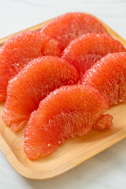 Pomelo vermelho fresco ou toranja no prato