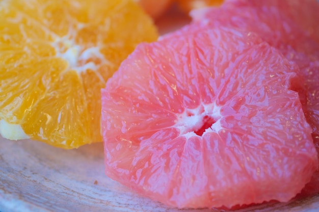 Pomelos frescos en un plato de cerca