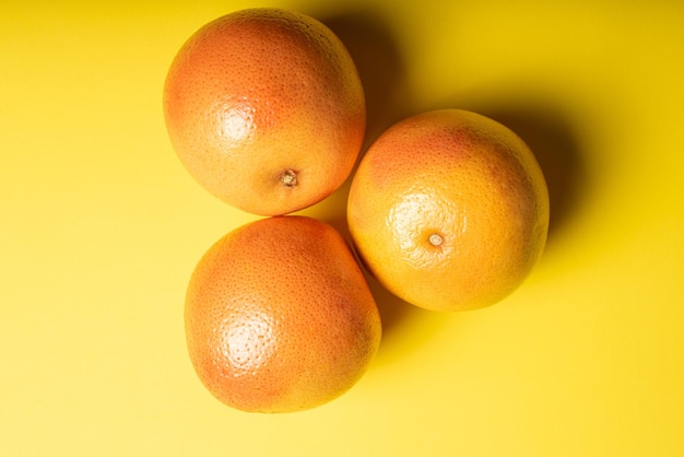 Pomelos pomelos colocados en el enfoque selectivo de la superficie amarilla de EVA