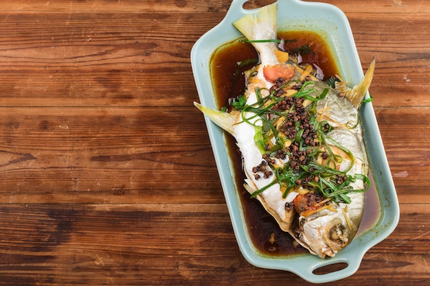 Pomfret de ouro em molho de peixe