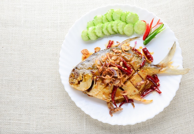 Pomfret Frito Con Ajo Pimienta Negra, plato rápido y fácil.