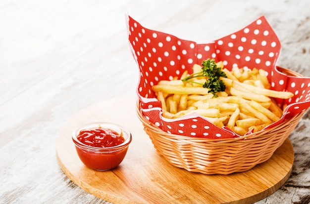 Pommes auf Holztisch