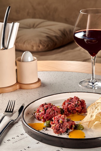 Pommes-Brot mit Tartar vs. Carpaccio vom Rind auf dem Tisch im Restaurant molekulare moderne Küche