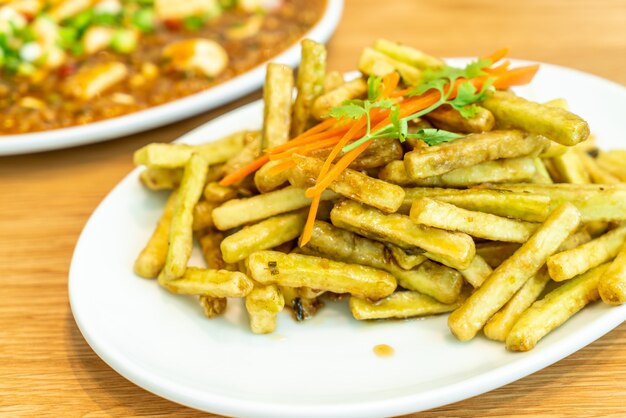 Pommes Frites Aubergine mit Sauce