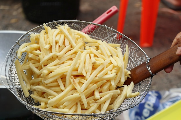 Pommes frites auf der straße essen