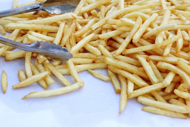 Pommes Frites auf der Straße essen