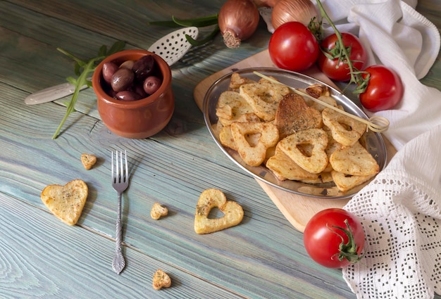 Pommes Frites auf einem Holztisch