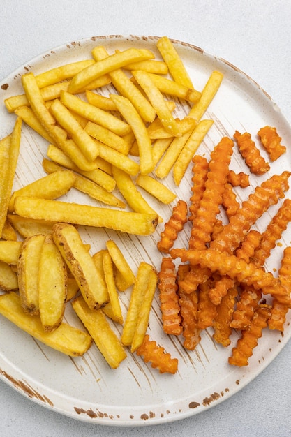 Foto pommes frites auf einem teller