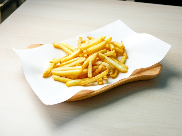 Pommes frites auf einem Tisch im Restaurant