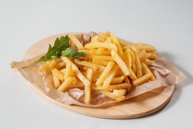 Pommes Frites auf einer Holzplatte