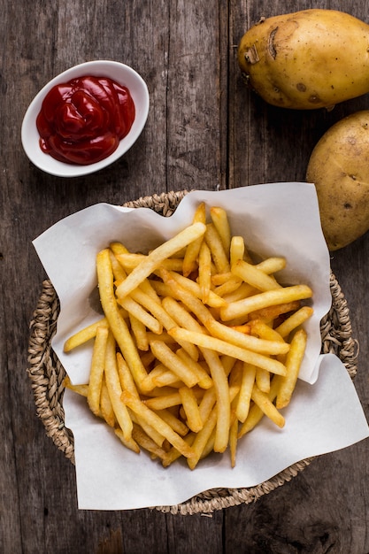 Pommes-Frites auf Holztisch