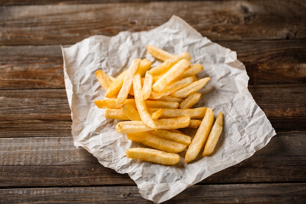 Pommes Frites auf Holztisch