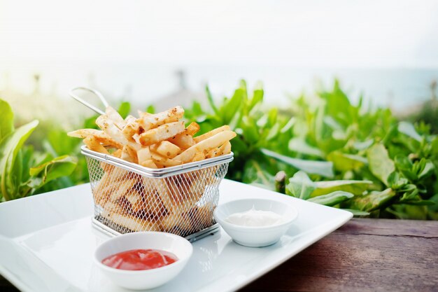 Pommes Frites auf Metall Mesh Flying Sieve mit zwei Dip