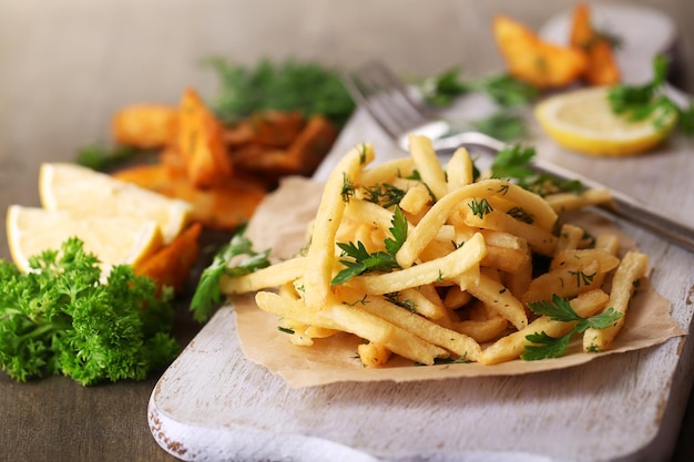 Pommes Frites auf Pauspapier an Bord auf Holztisch