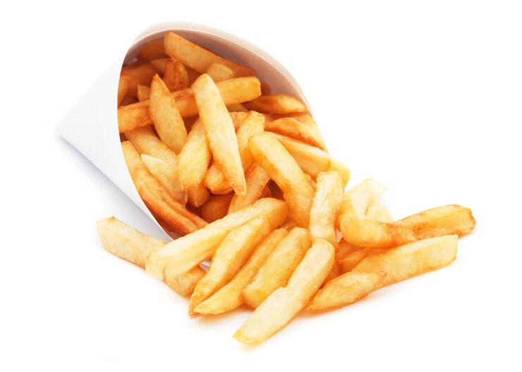 Pommes Frites, gebratene Kartoffeln auf weißem Hintergrund