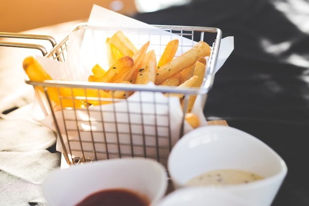 Pommes Frites in einem Metallkorb.