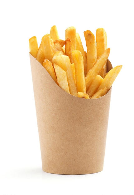 Pommes Frites in einem Papierverpackung auf weißem Hintergrund