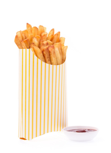 Pommes frites in einer Papiertüte mit Tomatensauce isoliert auf weißem Hintergrund