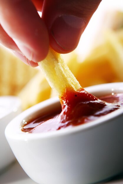 Foto pommes frites in einer soße