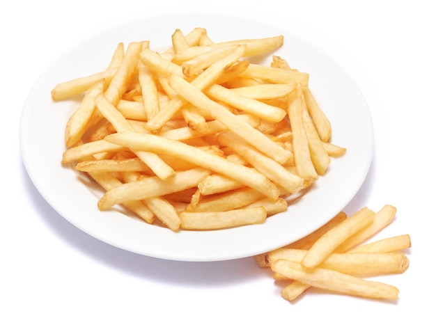 Pommes-Frites-Kartoffeln auf weißer Keramikplatte isoliert auf weißem Hintergrund