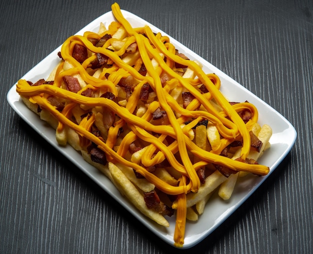 Pommes Frites mit Cheddar-Käse