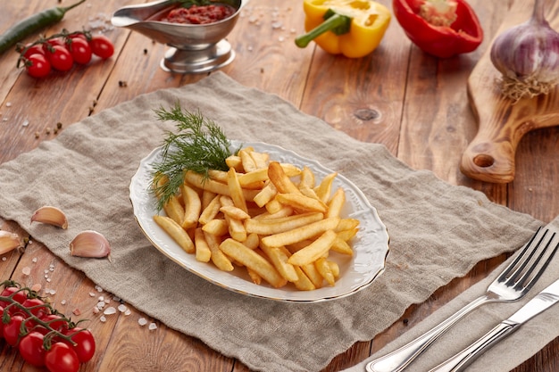 Pommes Frites mit Dill, hölzernem Hintergrund