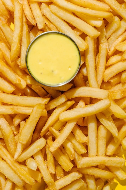 Foto pommes-frites mit draufsicht der käsesoße