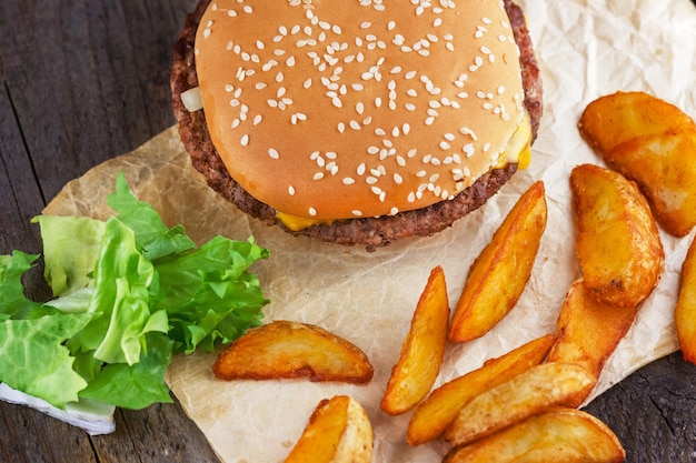 Pommes Frites mit Hamburger und Salat