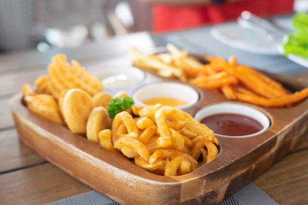 Pommes Frites mit Käse und Paprika