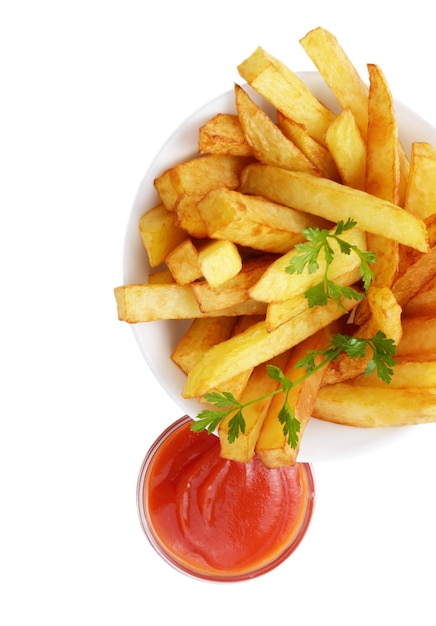 Pommes frites mit Ketchup Nahaufnahme über Weiß