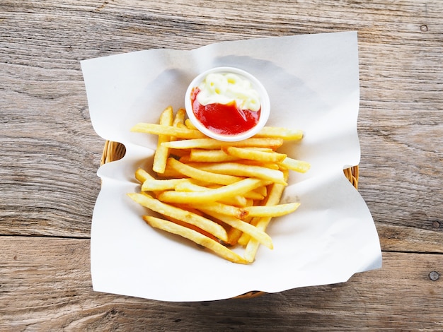 Pommes Frites mit Ketchup und Mayonnaise-Sauce