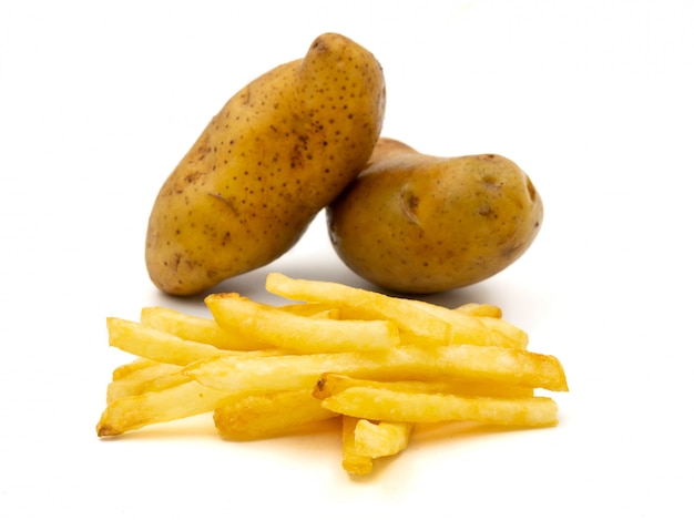 Foto pommes-frites mit rohen kartoffeln auf einem weißen hintergrund