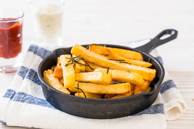 Pommes Frites mit Sauce