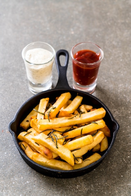 Pommes Frites mit Sauce