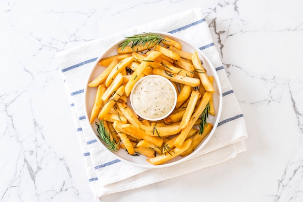 Pommes Frites mit Sauce