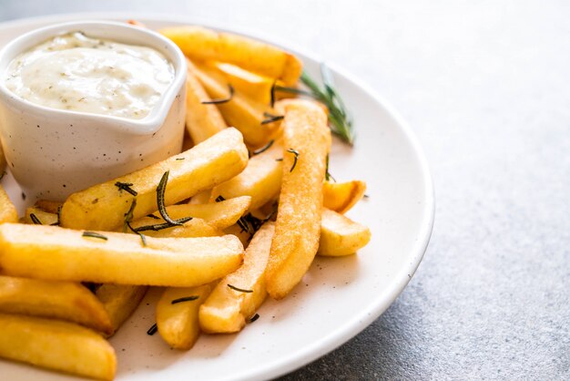 Pommes Frites mit Sauce