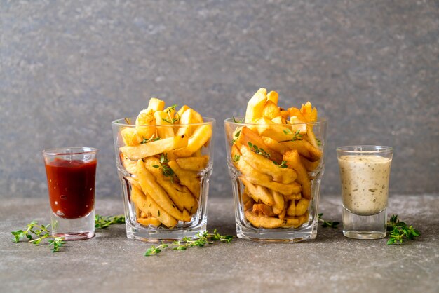 Pommes Frites mit Sauce