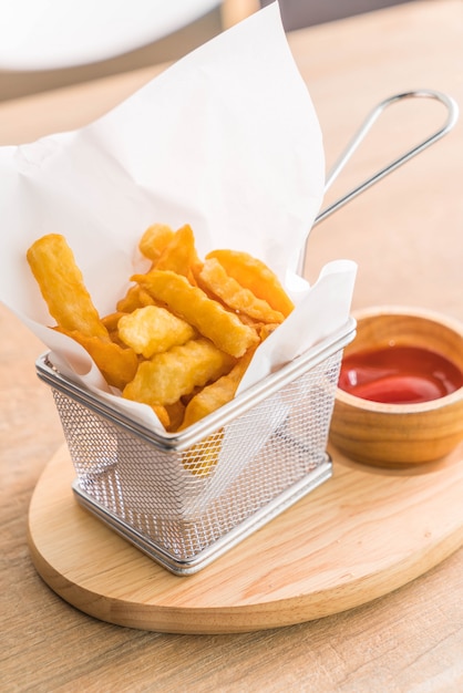 Pommes Frites mit Sauce