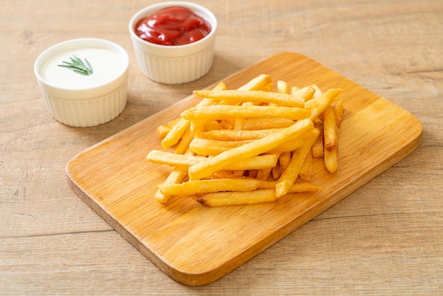 Pommes Frites mit Sauerrahm und Ketchup