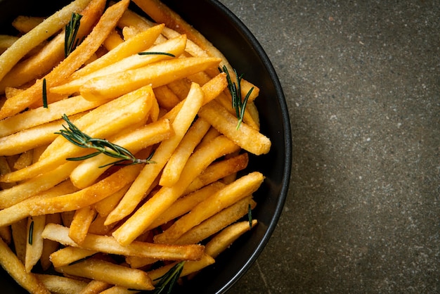 Pommes Frites mit Sauerrahm und Ketchup