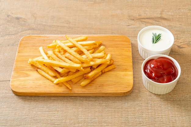 Pommes Frites mit Sauerrahm und Ketchup