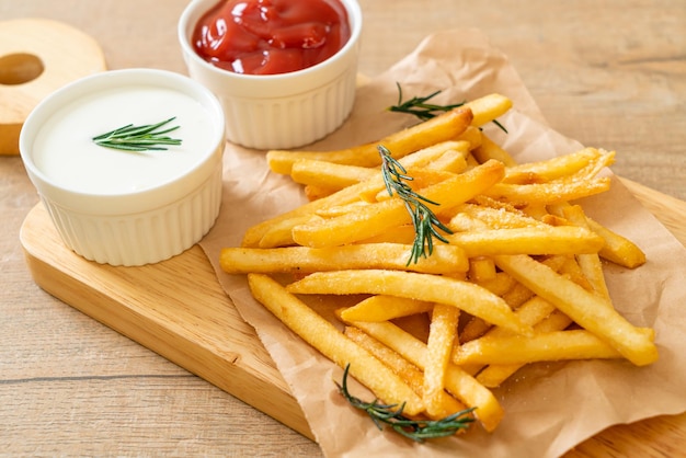 Pommes Frites mit Sauerrahm und Ketchup