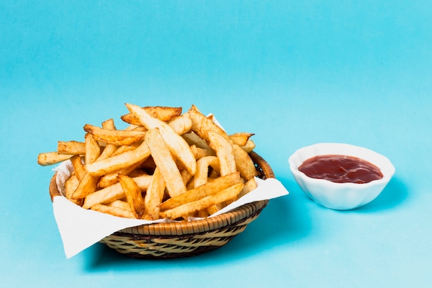 Pommes Frites mit Schüssel Ketchup