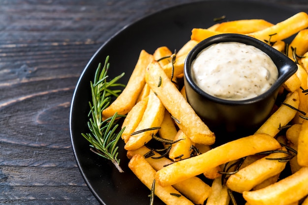 Pommes Frites mit Soße