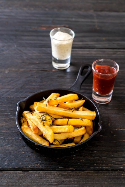 Pommes Frites mit Soße