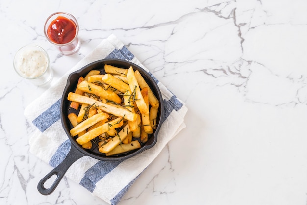 Pommes Frites mit Soße