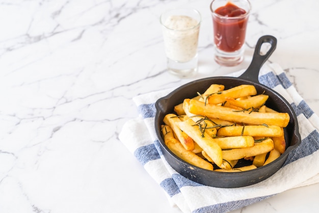 Pommes Frites mit Soße