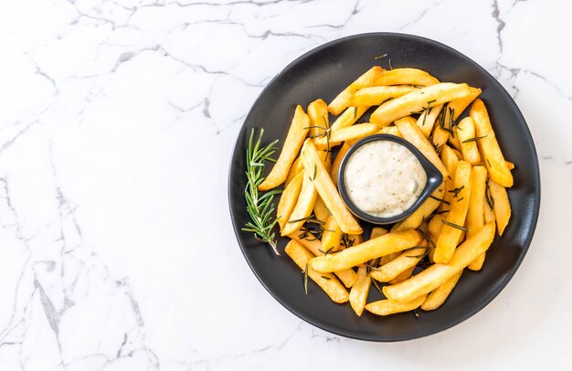 Pommes Frites mit Soße